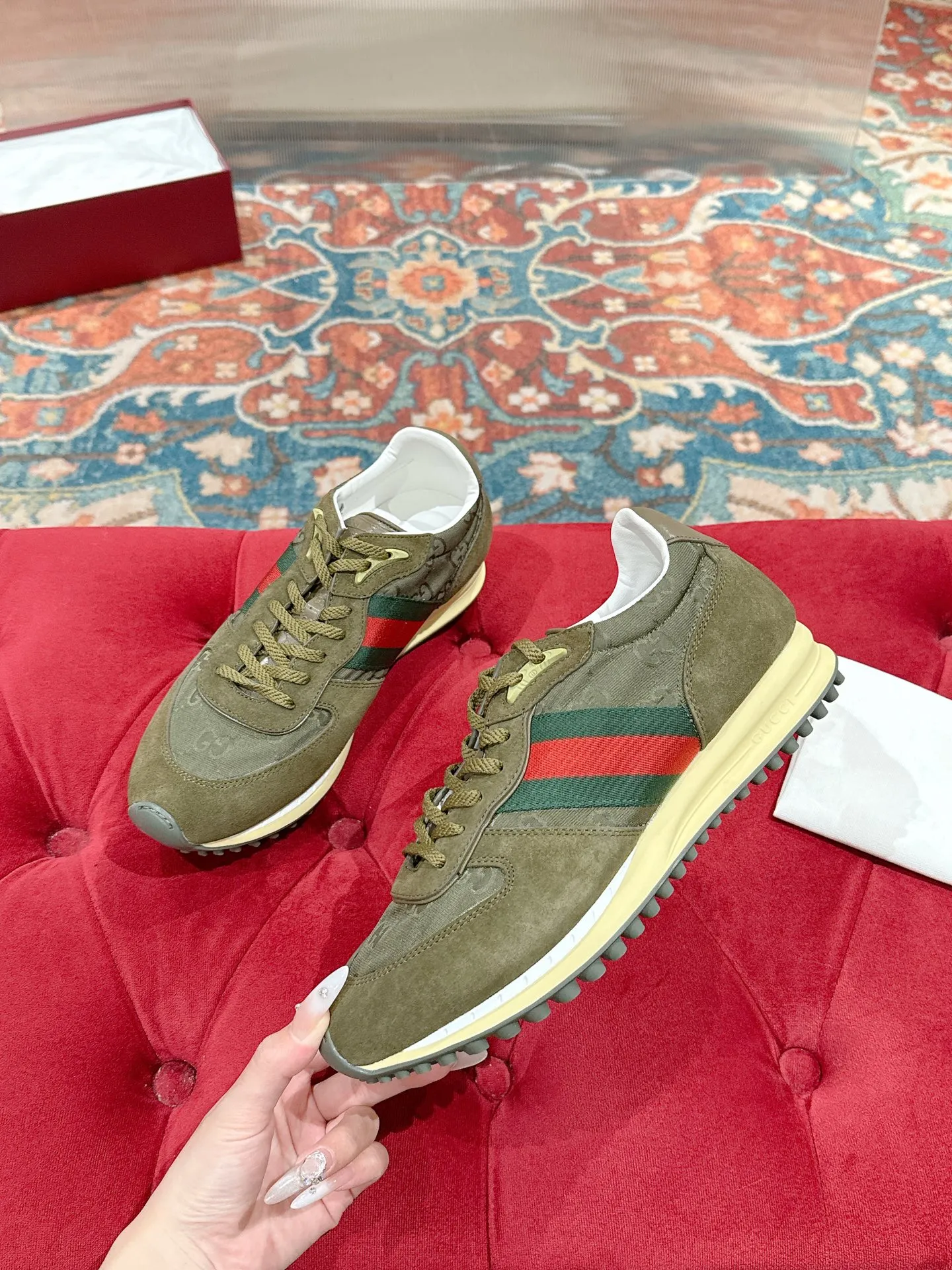 p700🐮🐮 GUCCI 2025 latest spring and summer catwalk style sports shoes Forrest Gump shoes 25 super popular show items with high appearance rate and many celebrities and Internet celebrities. The classic shoe design uses innovative stitching technology to create a water-like flowing texture. Super comfortable on the feet. Leather splicing and breathable logo fabric with classic green and red webbing embellishment. All show the brand tone (buttons are removable) original molded combination outsole ▪️Size: Male 39-44 (Male 45, customized, non-returnable)